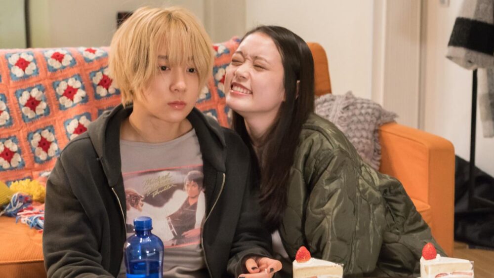 Chisato (Akari Takaishi) and Mahiro (Saori Izawa) hanging out in their living room